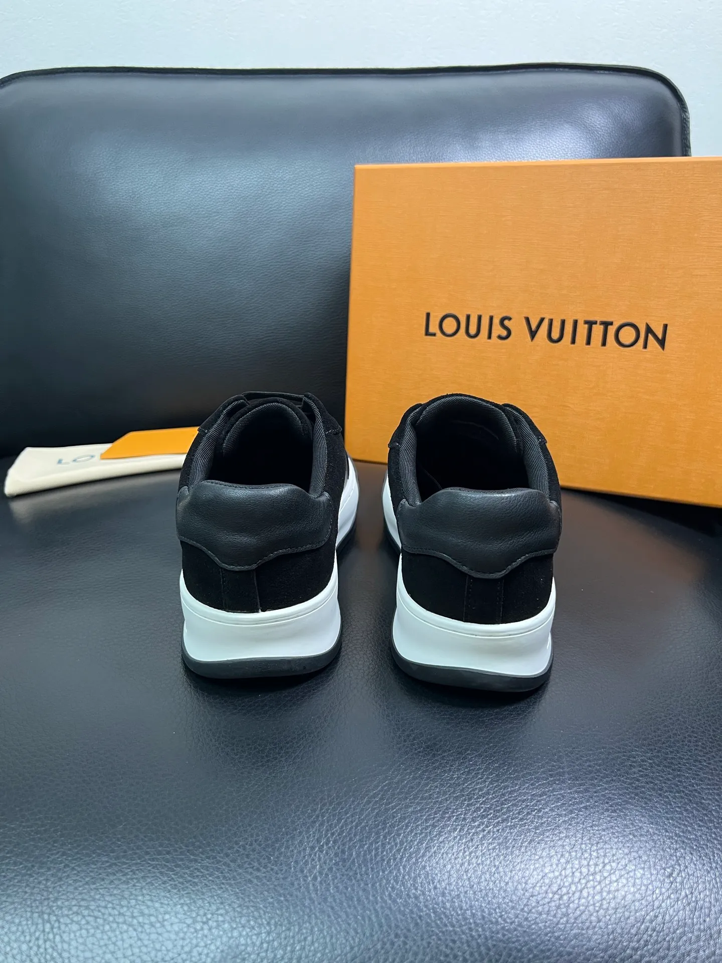 Men's shoes 💰740 Lv top purchase Louis Vuitton, counter synchronization, uppers imported from Italy cowhide, imported mesh padding soft and comfortable, soles: original soles specially provided by the original factory, T men's shoes 💰U exclusive movable molded soles super comfortable, original factory and single goods, high quality, welcome to compare, code number 39-44 (customized 38-45) 85858